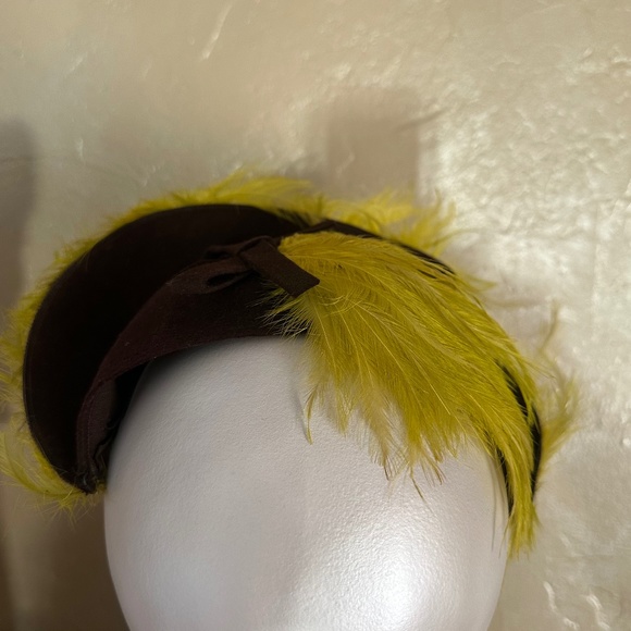GORGEOUS 1930\'s BROWN FELT HAT WITH ASYMMETRICAL BRIM WITH CHARTREUSE FEATHERS main image 11